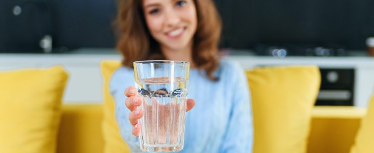 mujer con agua cristalina